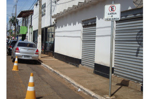 Cones e placas são colocados para fazer reserva irregular de estacionamento