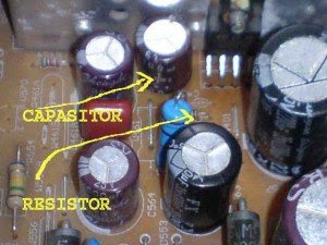 capasitor-dan-resistor-mainboard-televisi-Sanken-300x225