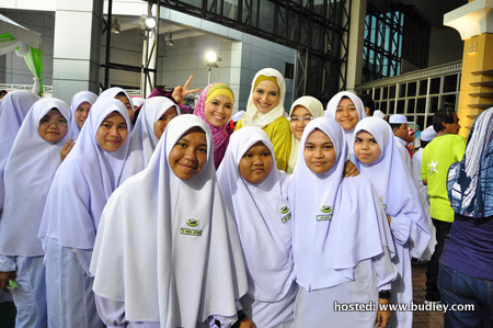 Farah Anuar, Syarifah Nur bersama pelajar Sek Men Agama Al-Maidah