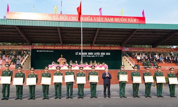 Toàn quân sôi nổi ra quân huấn luyện năm 2019