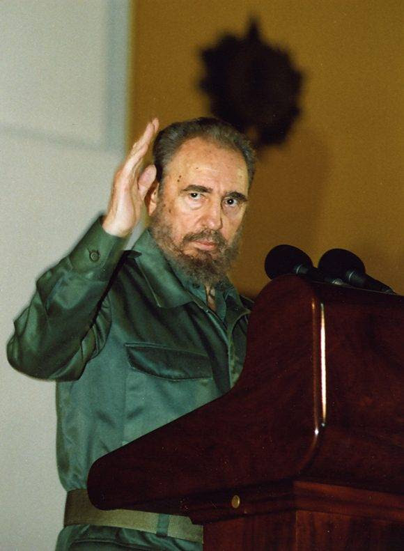 Fidel durante su discurso en el acto de conmemoración al 50 Aniversario del Asalto al Cuartel Moncada y Carlos Manuel de Céspedes en Santiago de Cuba (26/07/2003). Foto: Estudios Revolución/ Fidel Soldado de las Ideas.
