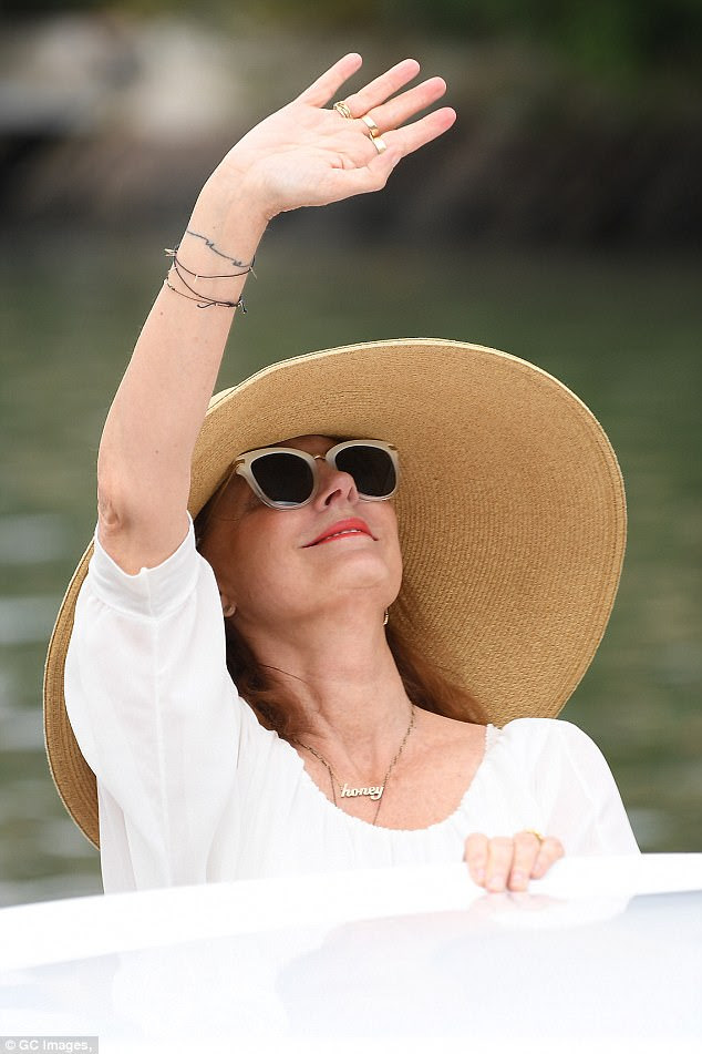 Tiro o chapéu para você! O ícone de Thelma e Louise protegia o rosto da luz do sol com um chapéu e óculos escuros