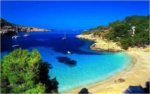 La paradisiaca cala salada en Ibiza, España. Esta maravillosa playa compuesta por una cala mayor y otra menor (Cala Saladeta) está rodeada de frondoso bosque mediterráneo y muchos rincones donde relajarse admirando el paisaje o darse un baño en sus transparentes aguas. Sencillamente fascinante. Ver imagen en tamaño Wallpaper.