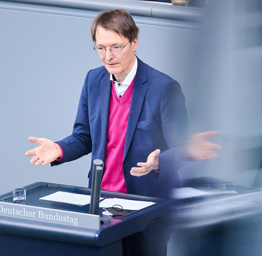 Krankenkassen: Bundestag berät über Karl Lauterbachs Plan gegen das Rekorddefizit
