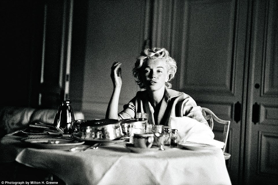 Tray chic: Uma foto sincera de Monroe em seu quarto de hotel em Nova York, 1954. Mais tarde, ela se mudou para a casa dos Greens Connecticut