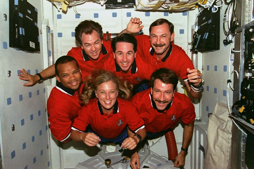 Aug19-1997-STS85crew