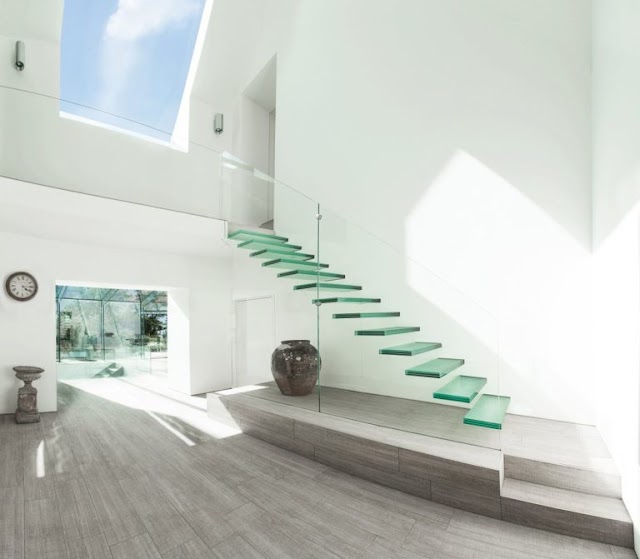 Loạt vách ngăn cầu thang bằng kính đẹp tuyệt cho không gian sống hiện đại