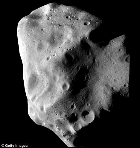 Asteroid encounter: Rosetta pictures the asteroid Lutetia during its closest approach on July 10, 2010