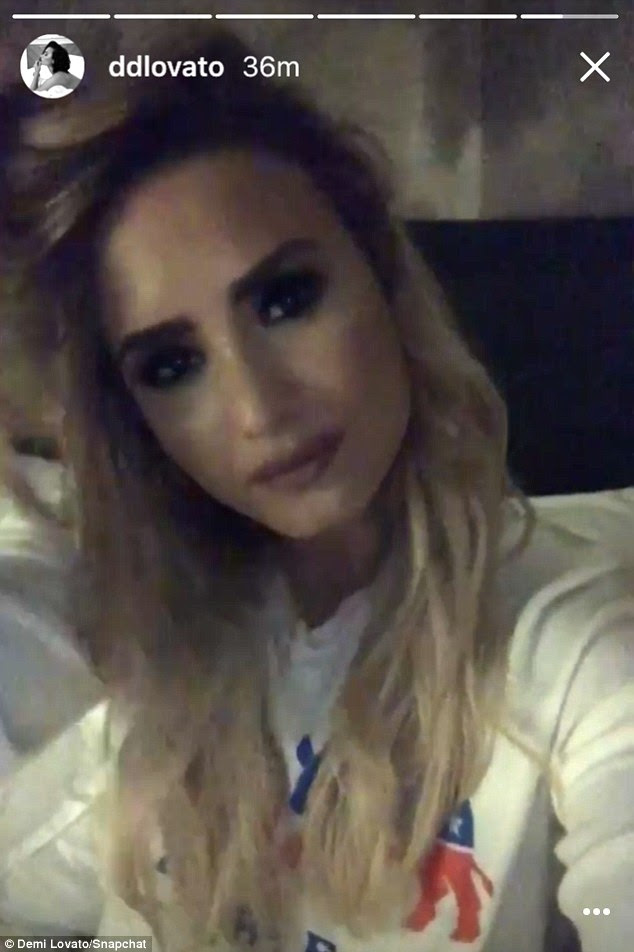 Hillary Clinton torcedor: Demi - que se baseia em hairstylist David Babaii - usava um moletom política estampada com a frase "Deixa para ser amigos '