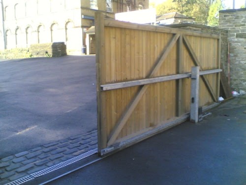 Complete Build wooden driveway gate | Woodworking Design and Plans