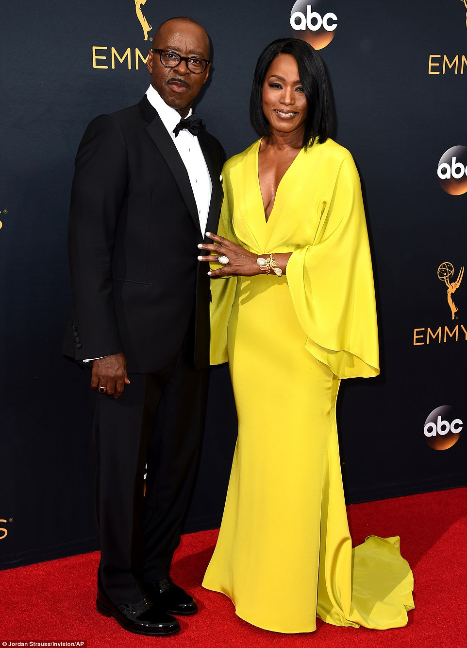 Tão feliz: Courtney B. Vance, que ganhou Ator Principal em um filme de TV ou Series Limited, foi apoiada pela esposa Angela Bassett