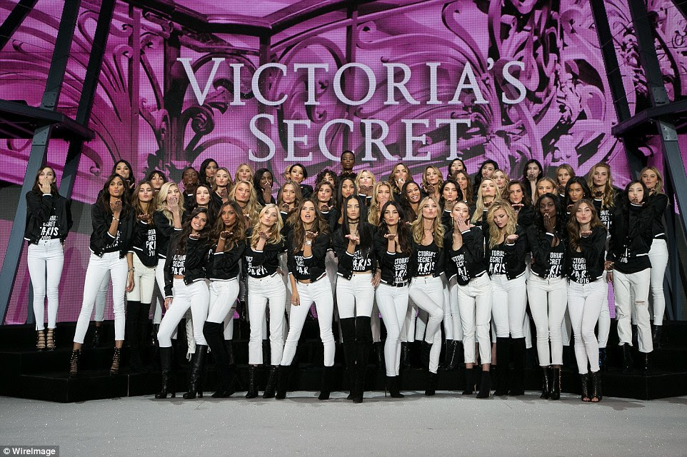 toda a equipa! As garotas usava conjuntos compostos por jeans branco, coletes slogan e botas de salto alto combinando