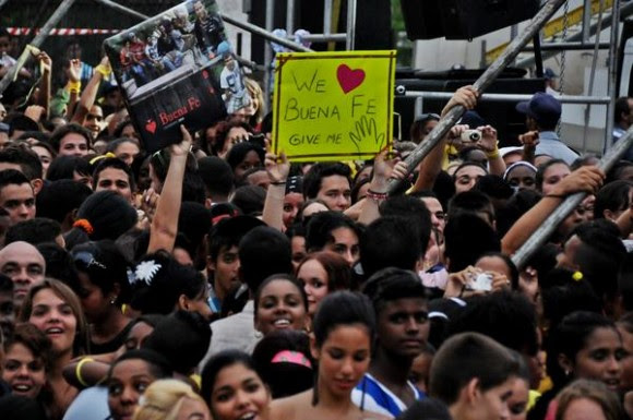 Asistentes al concierto del dúo Buena Fe, realizado como parte de la Campaña por los 15 años del injusto encarcelamiento de Los Cinco Héroes Cubanos, y dedicado a los jóvenes que recién iniciaron el nuevo curso escolar. Plaza Roja de 10 de Octubre, en La Habana. Foto: Omara García Mederos / AIN.