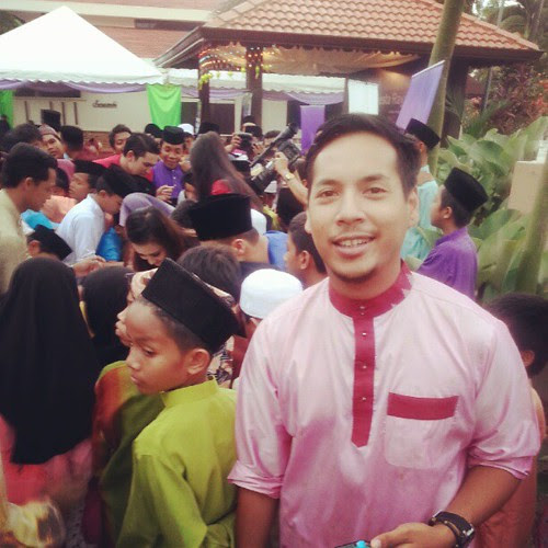 Dino jadi emcee. Ceria selalu.