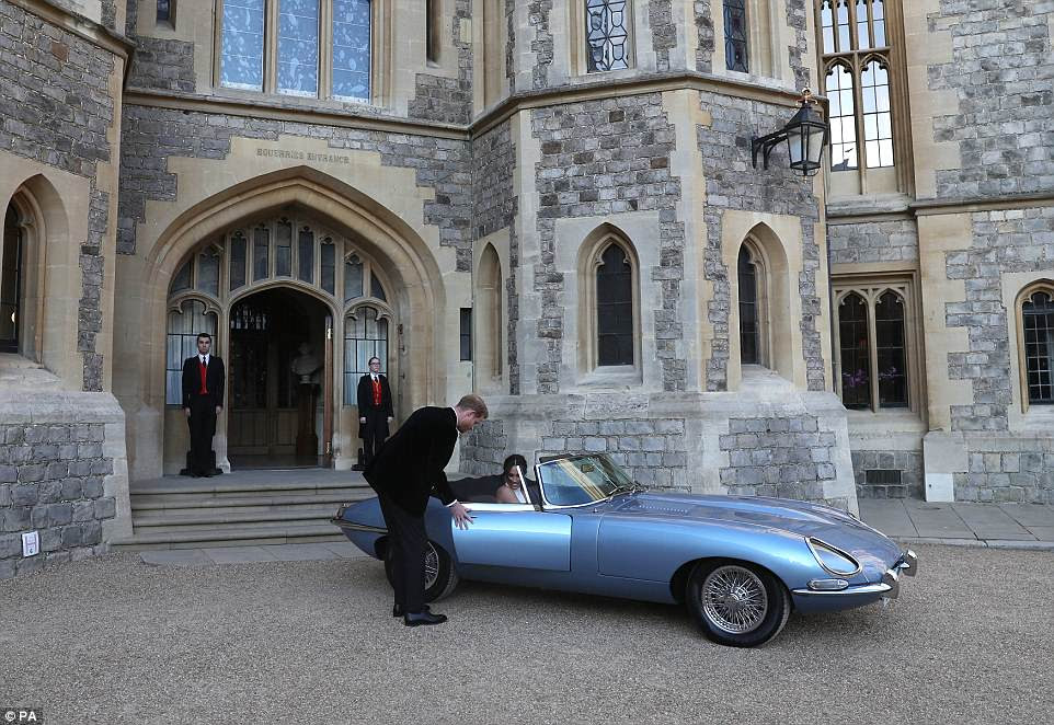 Blog de Juan Pardo: Boda de Meghan y Harry Harry ayuda a su nueva esposa Meghan a salir del convertible Jaguar mientras se dirigen a Frogmore House para la recepción