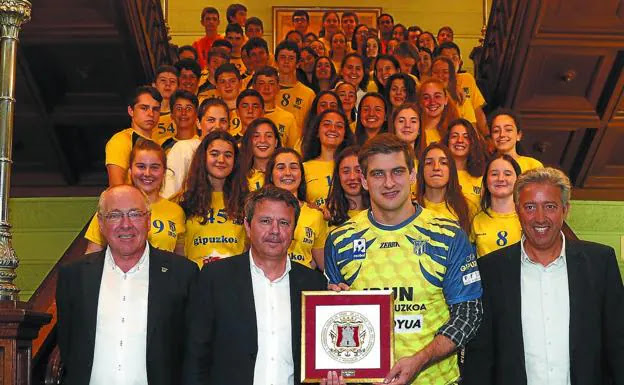 Ídolo. Julen Aginagalde posa junto al presidente del Bidasoa, el alcalde y el concejal de Deportes de Irun y jugadores y jugadoras de la cantera del Bidasoa. / LUSA