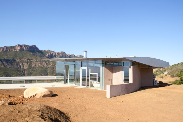 http://inhabitat.com/wp-content/blogs.dir/1/files/2011/06/747-Wing-House-David-Hertz-Architects-3.jpg