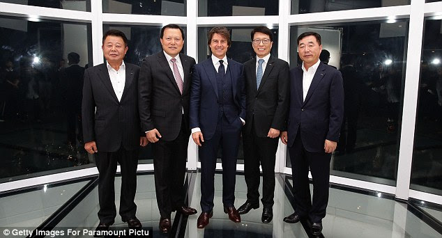 Trabalhá-lo! Tom posou com Hwang Gak-Gyu, Lotte presidente do grupo e Cha Won-Chun, CEO da Lotte Cinema antes na seleção