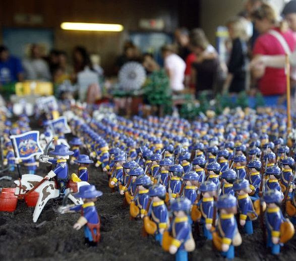 Los soldados de la Unión de los Estados Unidos de Playmobil avanzan durante la batalla de Gettysburg Los soldados de la Unión de los Estados Unidos de Playmobil avanzan durante la batalla de Gettysburg