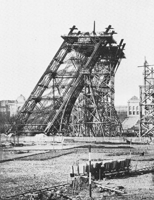 KERANDA MAYAT Gambar  Eiffel Tower  dalam pembinaan