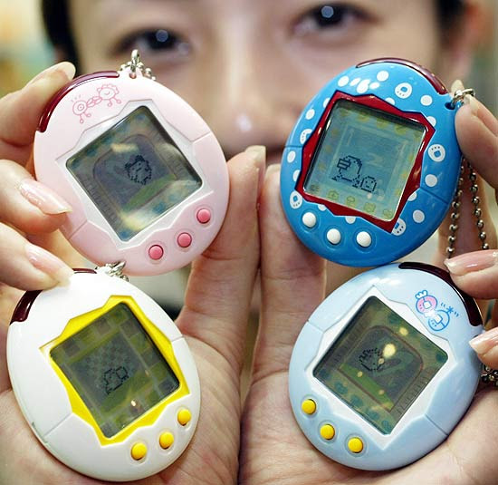 Tamagotchi, pequeno ovo eletrônico que introduziu o conceito de animal de estimação virtual