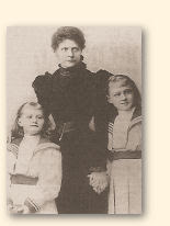Hedwig Courths-Mahler met de beide, later eveneens druk pennende, dochters Frieda en Margarete