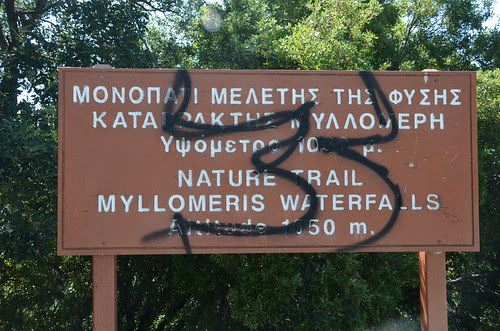 Graphiti am Wegweiser Der Wegweiser zum Myllomeris Wasserfall ist gezeichnet