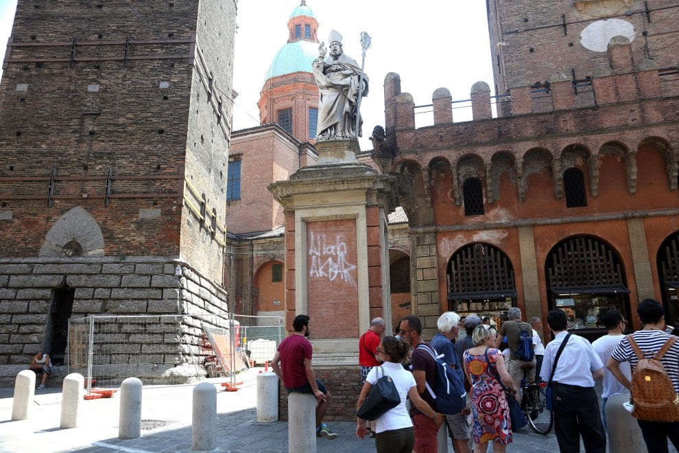 Bologna, "Allah Akbar": disfigurement under the statue of San Petronio