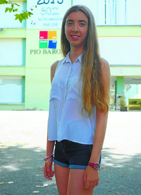 Inés, frente al Instituto Pío Baroja donde ha realizado el Bachillerato.