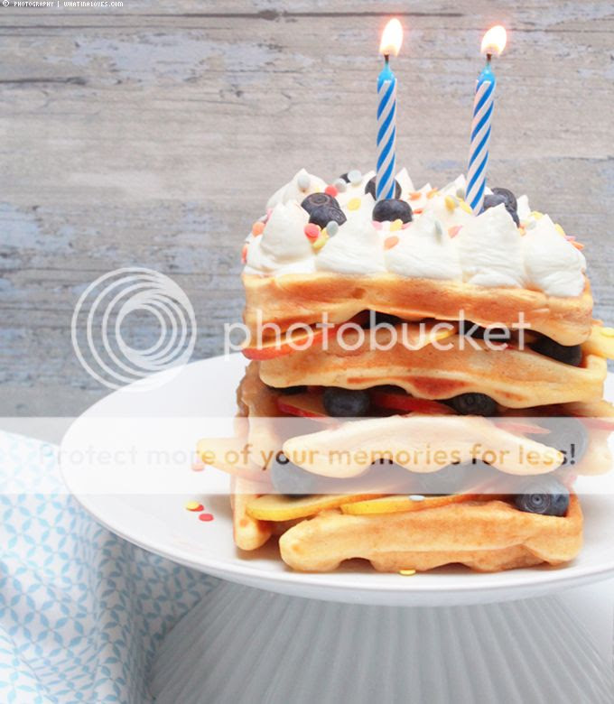Waffelkuchen // whatinaloves.com Waffeln, waffles, blueberries, birthdaycake, gastpost