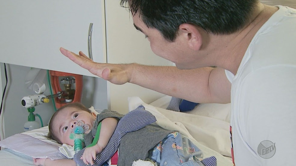 Alexandre Marques brinca com o filho, Joaquim, que sofre de atrofia muscular espinhal (Foto: Carlos Trinca/EPTV)