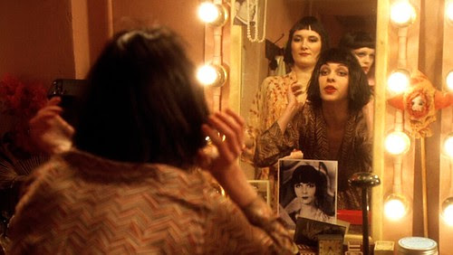mrshendersonpresents_dressingroom_blackwig2