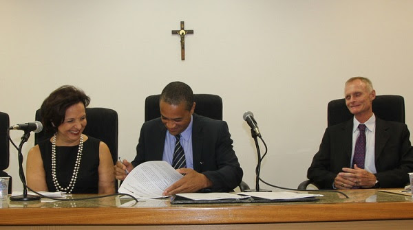 Promotor Júlio César Botelho assina o TAC
