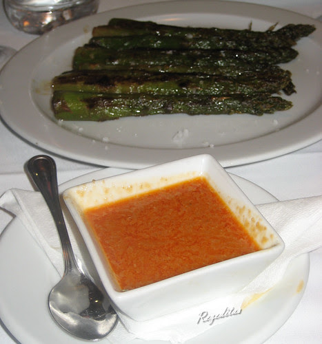 Espárragos verdes a la plancha con salvichada
