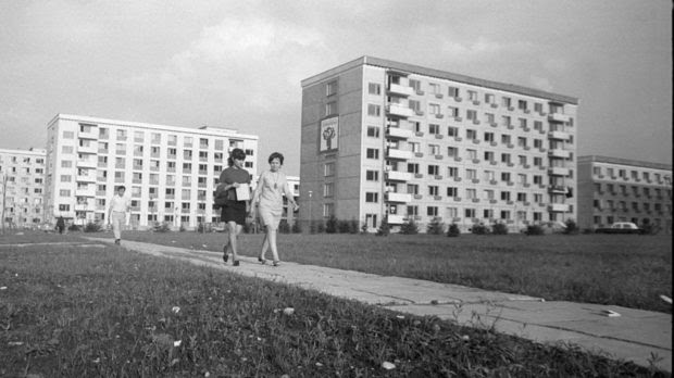 Университетското градче през 1971 г. Върху едно от новопостроените общежития стои лозунг „Благодарим ви, строители“