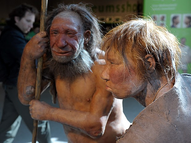 Reconstrução de um homem de Neandertal (esq.) e mulher (dir.) no Museu de Mettmann, na Alemanha, em 2009 (Foto:  Federico Gambarini/DPA/Arquivo AFP)