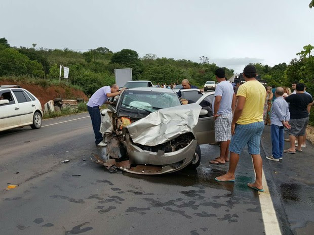 Ultrapassagem perigosa pode ter ocasionado choque entre carros (Foto: Divulgação/ BRPM)