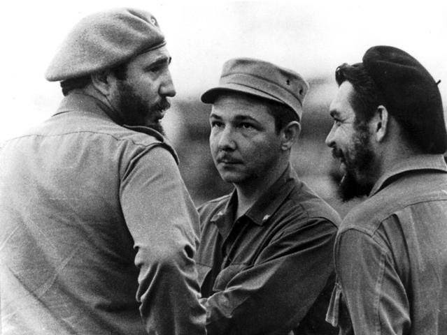 http://www.cubadebate.cu/wp-content/gallery/fidel-castro-algunas-imagenes-de-su-vida/fidel-raul-y-el-che.jpg