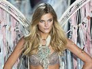 Modelka Constance Jablonski v sexy prádle s andělskými křídly, neboli "anděl s...