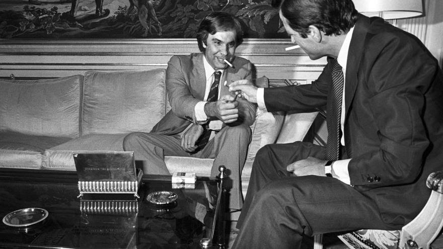 El presidente del Gobierno, Adolfo Suárez (i) conversa con el secretario general del PSOE, Felipe González, momentos antes de la entrevista que mantuvieron en el Palacio de la Moncloa de Madrid. 27/06/1977. EFE/fs 