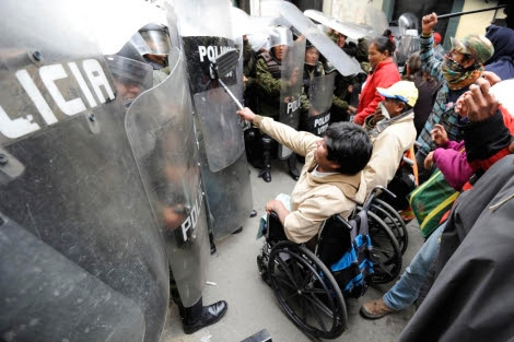 Manifestantes en sillas de ruedas se enfrentan a la Policía. | Afp