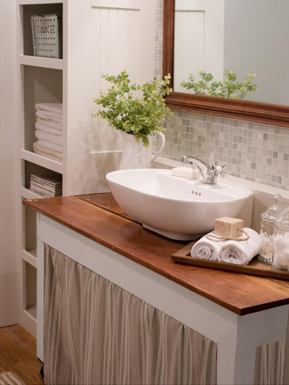 20 Small Bathroom Design Ideas | HGTV