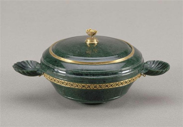 Coupe ronde en prime d'émeraude (chromojadéite), provenant de l'ancienne collection d'Henri II, entrée dans la collection de Louis XIV vers 1685 – Milan, vers 1535 - Paris, Musée du Louvre