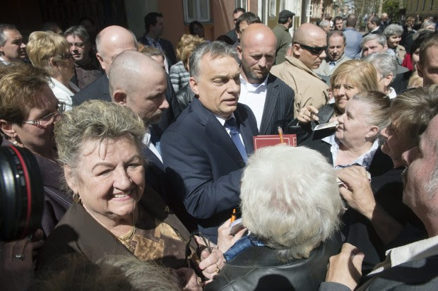 Orbánt majd' szétszedték a miskolci nyugdíjasok