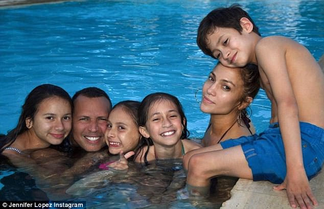 Festa da piscina: Jennifer Lopez compartilhou um instantâneo do Instagram domingo mostrando-se com Alex Rodriguez e seus filhos aproveitando algum tempo de pool (foto da esquerda para a direita: Natasha, Alex, Ella, Emme, Jennifer e Max)