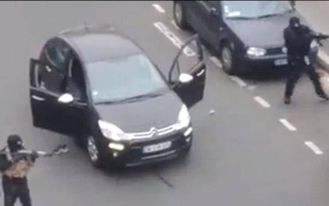 Ataque a sede de revista em Paris deixa ao menos 12 mortos. Veja imagens