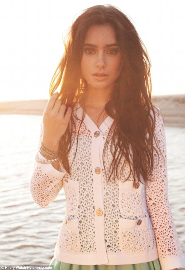 Clássico: Lily também usa uma bonita malha Chanel cardigã combinado com uma saia verde hortelã