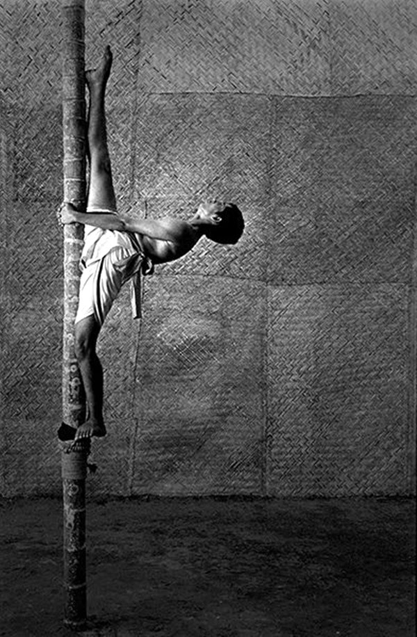 CAPT_DE:CAPT_US: Asien , Indien , Kampfsport , India , Kerala , Kollam , sport , Kalari payattu , flying warriors , Indian martial arts, masters from Sivam healing centre , where Kalari is practiced as a body and mind experience , swfoto , (c) 2006 Tomasz Gudzowaty / yours gallery / Agentur Focus CAPT_FR: (DATE: 00000000) / LUZphoto
