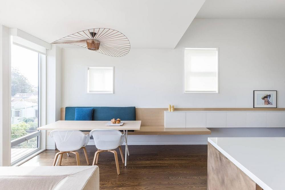 Thiết kế một băng ghế sát tường là cách bài trí phòng ăn đơn giản giúp "ăn gian" diện tích, đồng thời tạo sự thoải mái cho người sử dụng.