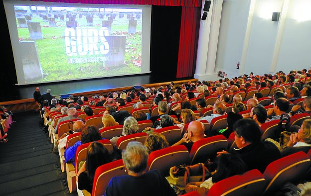 Aforo completo. La proyección del documental sobre Gurs despertó un gran interés entre público irunés, que llenó el auditorio del Amaia.